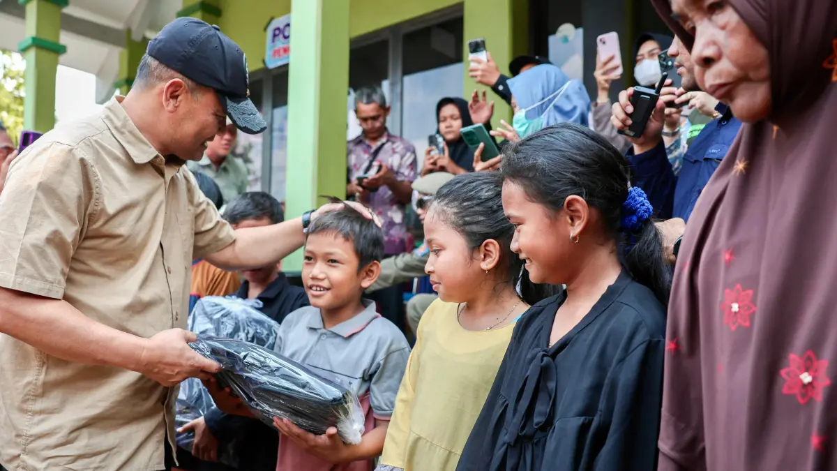 Ahmad Luthfi meninjau langsung korban bencana banjir yang mengungsi di Kantor Kecamatan Guntur, Kabupaten &nbsp;Demak pada Sabtu, 4 April 2026.&nbsp;