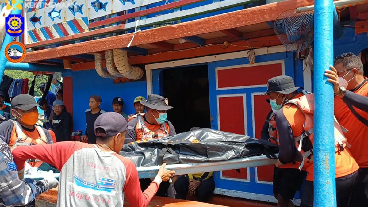 MENDADAK: Petugas mengevakuasi jenazah Saelan, 63, di Pelabuhan Perikanan Pantai Sadeng, Kecamatan Girisubo, Gunungkidul, Sabtu (4/4).&nbsp; Dok. SAR Gunungkidul&nbsp;
