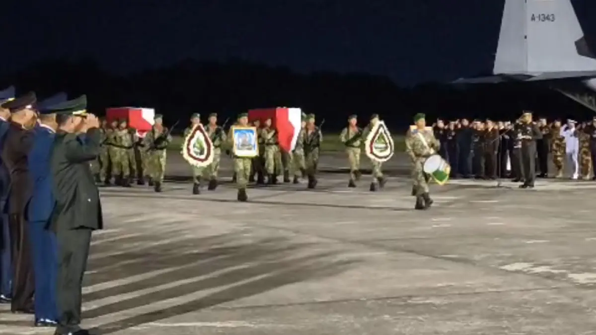 Penurunan dua jenazah prajurit TNI yang gugur di Lebanon dari pesawat yang membawanya dari Jakarta di Bandara Adisutjipto, Sabtu (4/4) malam. FAHMI FAHRIZA/RADAR JOGJA

