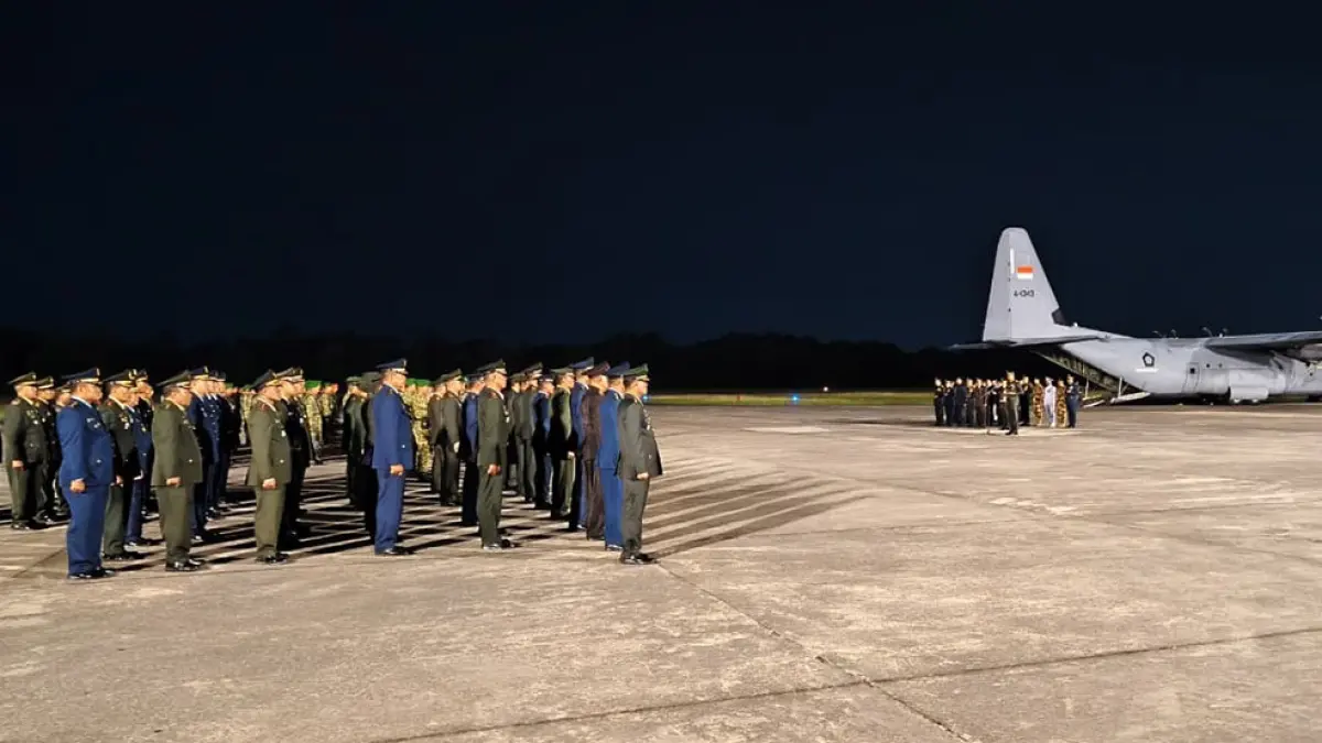 Sesi upacara penghormatan kepada dua jenazah anggota TNI yang gugur di Lebanon. Upacara &nbsp;dilangsungkan di kawasan Bandara Adisucipto, Sabtu (4/4) malam.Fahmi Fahriza/Radar Jogja
