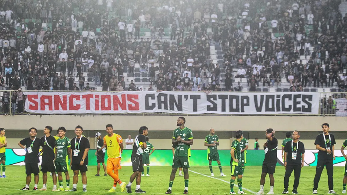TANPA BALAS: Para pemain PSS Sleman usai menggunduli 7-0 tamunya Persipal Palu FC di Maguwoharjo International Stadium (MagIS), kemarin (4/4) sore. GUNTUR AGA TIRTANA/RADAR JOGJA
