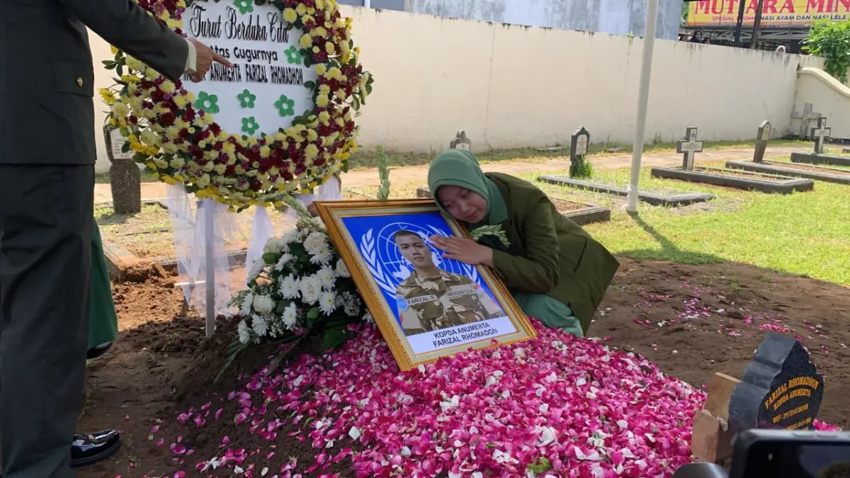ANOM BAGASKORO/RADAR JOGJA - DUKA: Keluarga Kopda Anm Farizal menaburkan bunga ke liang lahat sebelum ditutup tanah.