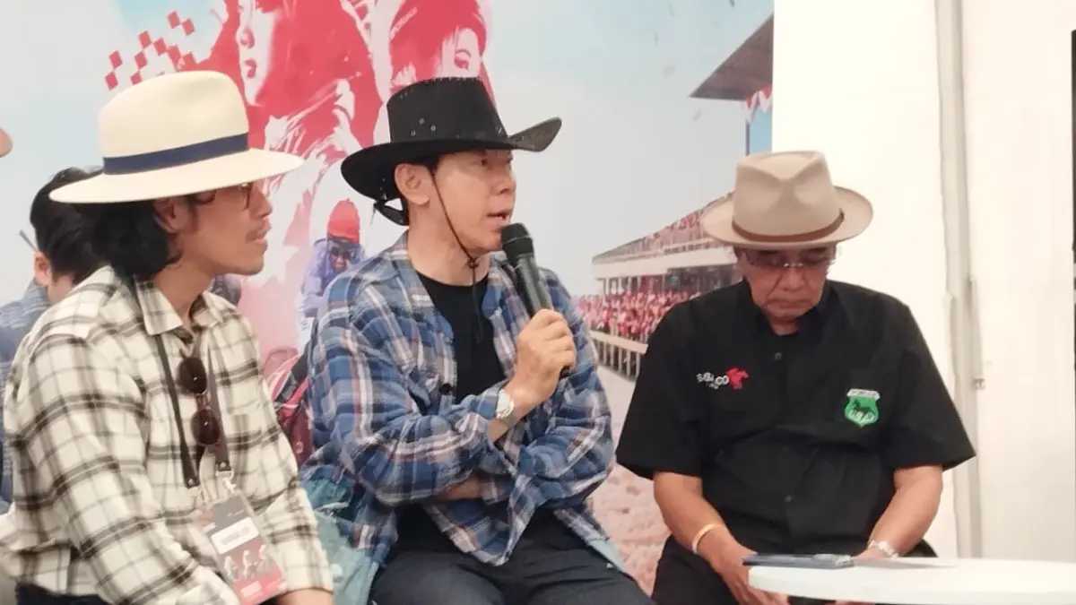 Cintia Yuliani/Radar Jogja - Mantan pelatih Timnas Indonesia Shin Tae-yong menggunakan baju biru kotak-kotak saat jumpa pers dI Stadion Sultan Agung Sabtu (4/5)&nbsp;