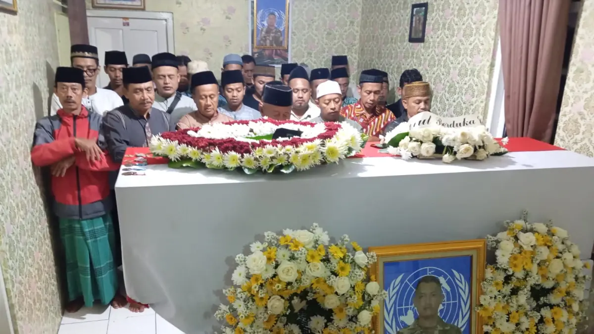 DUKA MENDALAM: Warga melakukan salat jenazah Serka (Anm) Muhammad Nur Ichwan di kediamannya, Sabtu malam (4/4/2026). (NAILA NIHAYAH/RADAR JOGJA)