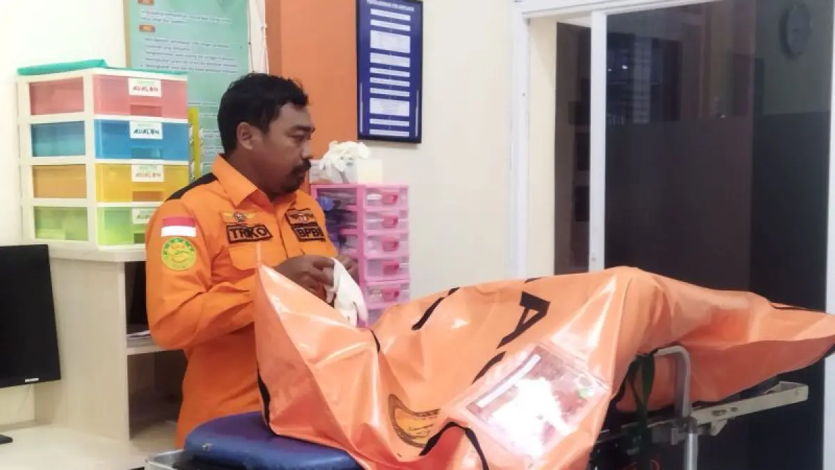EVAKUASI: Petugas dari SAR gabungan mengevakuasi jenazah bocah 11 tahun yang hanyut terseret ombak Pantai Gajah. (Dokumentasi BPBD Kebumen)