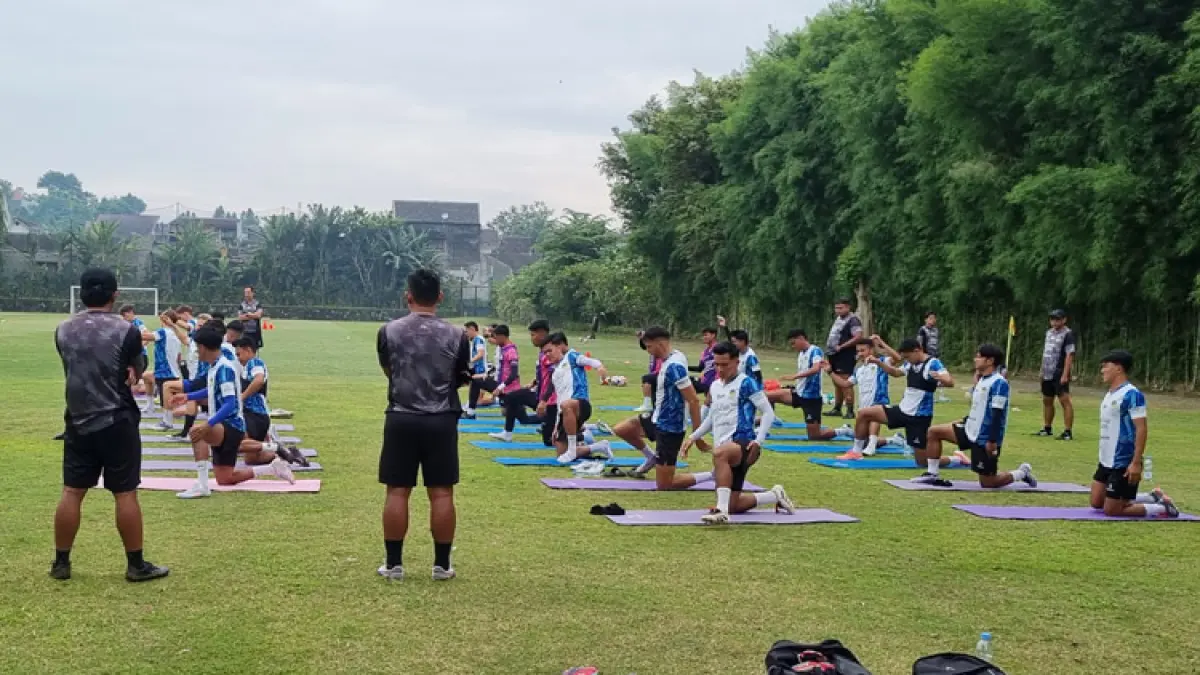 HARUS OPTIMISTIS: Para pemain PSIM saat menjalani sesi latihan rutin. (Fahmi Fahriza/Radar Jogja)