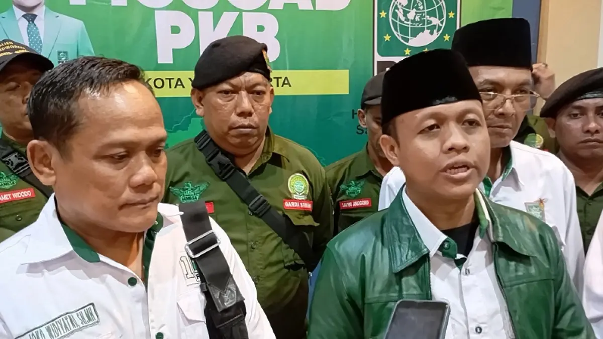 IWAN NURWANTO/RADAR JOGJA
KANDIDAT:&nbsp;Solihul Hadi dan Eko Djoko Widiyatno saat menyampaikan keterangan sebagai bakal calon ketua DPC PKB Kota Jogja sesuai muscab, Sabtu (5/4/2026).