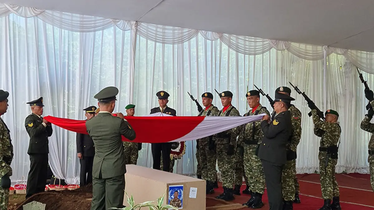 KHIDMAT: Upacara pemakaman Serka (Anm) Ichwan di Taman Makam Pahlawan (TMP) Giri Dharmoloyo II, Magelang berjalan lancar dan haru, Minggu (5/4/2026). (Naila Nihayah/Radar Jogja)
