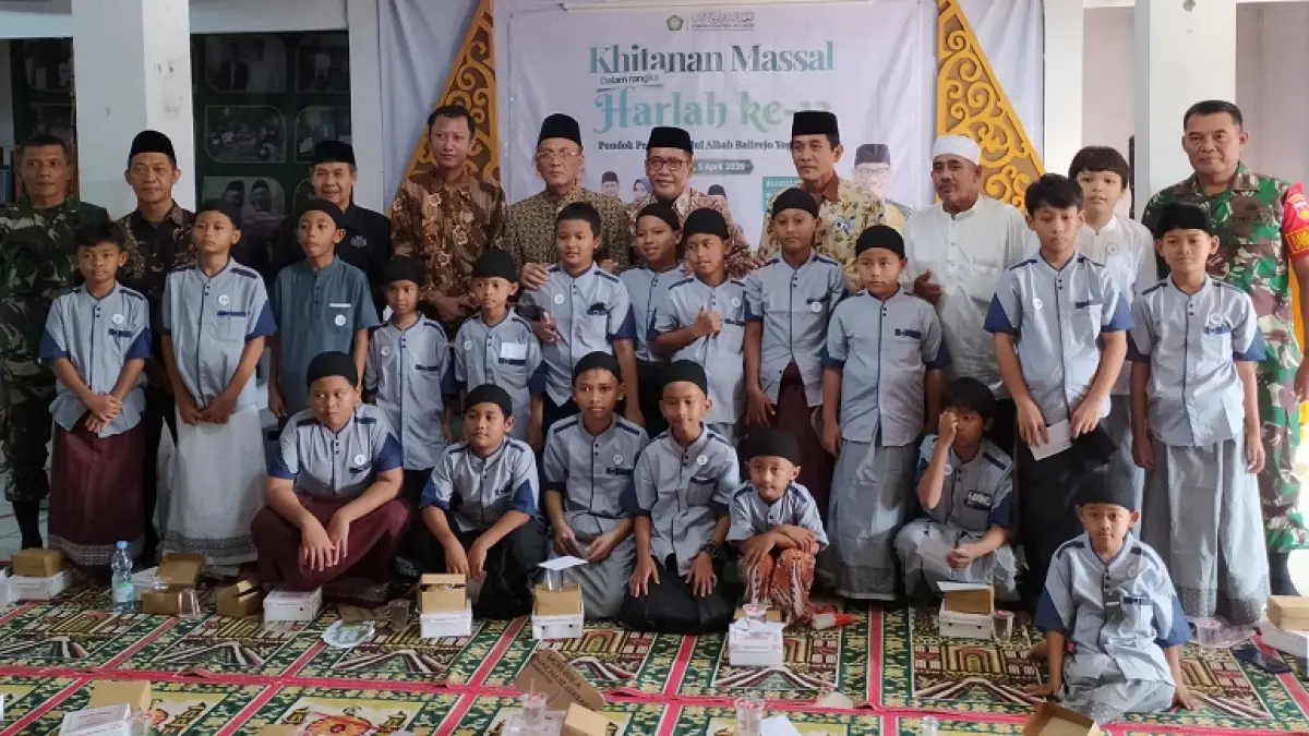 KHITAN:&nbsp;Pengasuh Ponpes Ulul Albab K.H. Ahmad Yubaidi bersama dengan stakeholder di Kota Jogja dan peserta khitanan massal gratis, Minggu (5/4/2026). (IWAN&nbsp;NURWANTO/RADAR JOGJA)