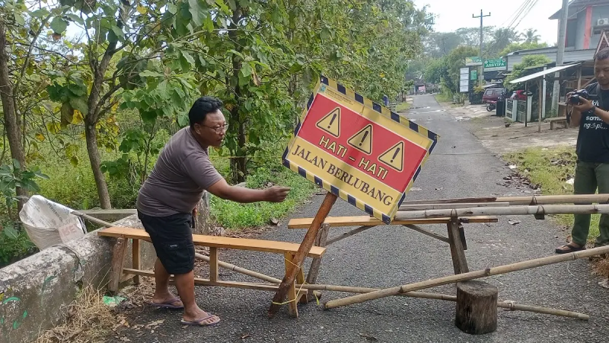 MEMBAHAYAKAN: Warga Padukuhan Jonge Kalurahan Pacarejo Semanu sedang menunjukkan bagian tengah jembatan yang ambrol pada Jumat (3/4/2026) lalu. Yusuf Bastiar/Radar Jogja