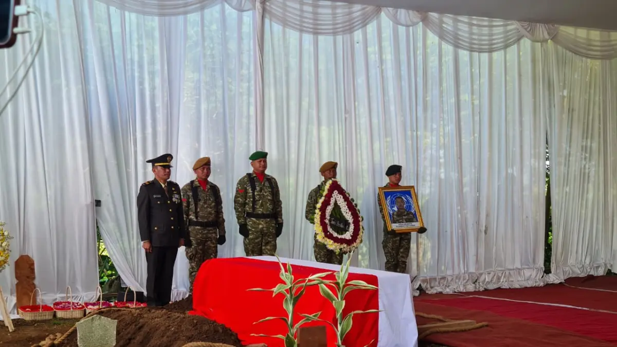 NAILA NIHAYAH/RADAR JOGJA- KHIDMAT: Upacara pemakaman Serka (Anm) Ichwan di Taman Makam Pahlawan (TMP) Giri Dharmoloyo II, Magelang berjalan lancar dan haru, Minggu (5/4).