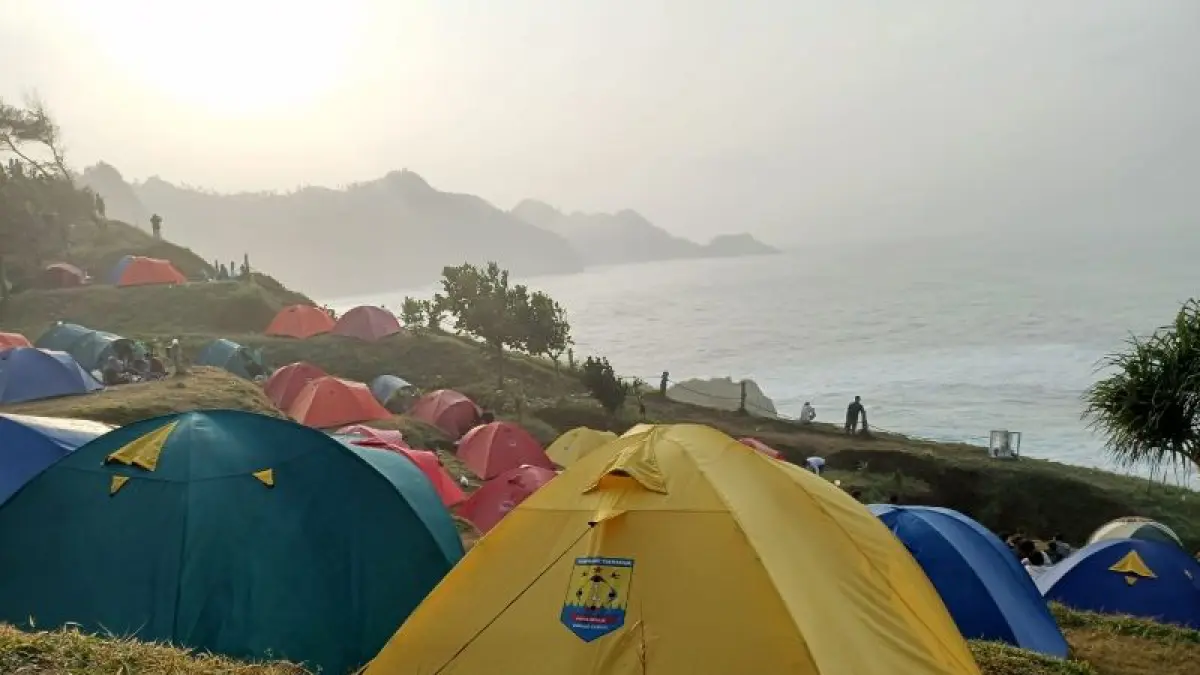 OBWIS FAVORIT: Panorama keindahan Pantai Menganti, Kebumen yang mampu menyedot perhatian wisatawan dari berbagai daerah. (M Hafied/Radar Jogja)
