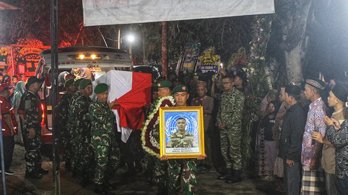 PATRIOT: Prajurit TNI mengusung peti jenazah Kopda Anumerta Farizal Rhomadhon setibanya di rumah duka di Padukuhan Ledok, Kalurahan Sidorejo, Kapanewon Lendah, Kulon Progo, Sabtu (4/4/2026) malam. (Guntur Aga Tirtana/Radar Jogja)