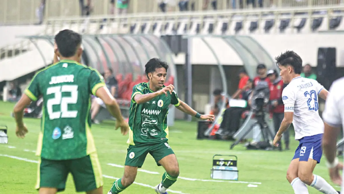 Pemain PSS Sleman Arda Alfareza menggiring bola saat melawan Persipal Palu FC di Maguwoharjo International Stadium (MagIS), Sabtu (4/4) sore. (Guntur Aga Tirtana/Radar Jogja)