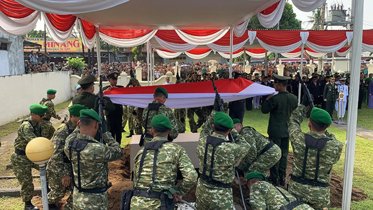 PENGHORMATAN: Praka Farizal atau Kopda (Anm) Farizal Rhomadhon saat dimakaman di Taman Makam Pahlawan (TMP) Giripeni, Minggu (5/4/2026). (Anom Bagaskoro/Radar Jogja)
