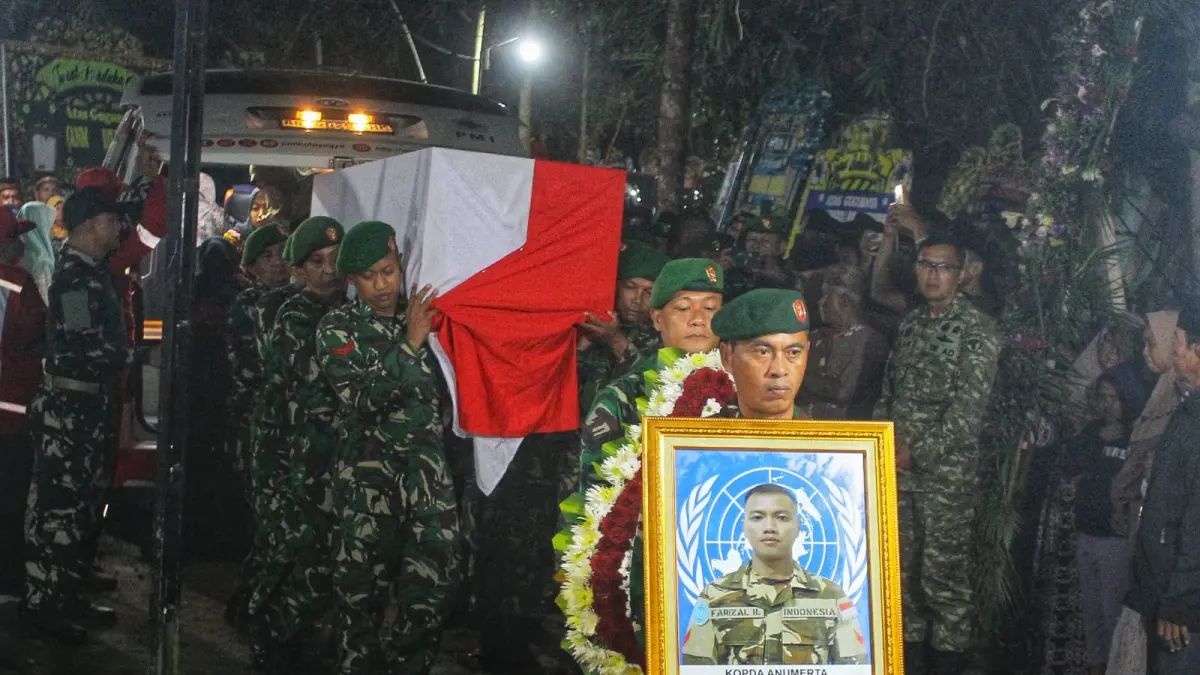 Prajurit TNI mengusung peti jenazah Kopda Anumerta Farizal Rhomadhon setibanya di rumah duka di Padukuhan Ledok, Kalurahan Sidorejo, Kapanewon Lendah, Kulon Progo, Sabtu (4/4/2026) malam. (Guntur Aga Tirtana/Radar Jogja) 