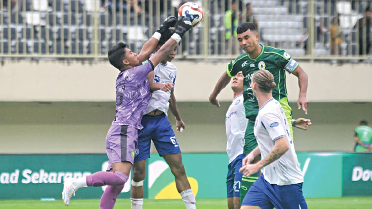 SUDAH 19 GOL: Striker PSS Sleman Gustavo Tocantins menyundul bola saat beradu dengan para pemain Persipal Palu FC di MagIS, Sabtu (4/4/2026) sore. 
(Guntur Aga Tirtana/Radar Jogja)