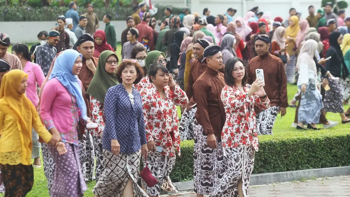 ASN Pemkot Jogja mengenakan busana Jawa saat mengikuti salah satu kegiatan di Balai Kota Jogja, beberapa waktu lalu. Guntur Aga Tirtana/Radar Jogja
