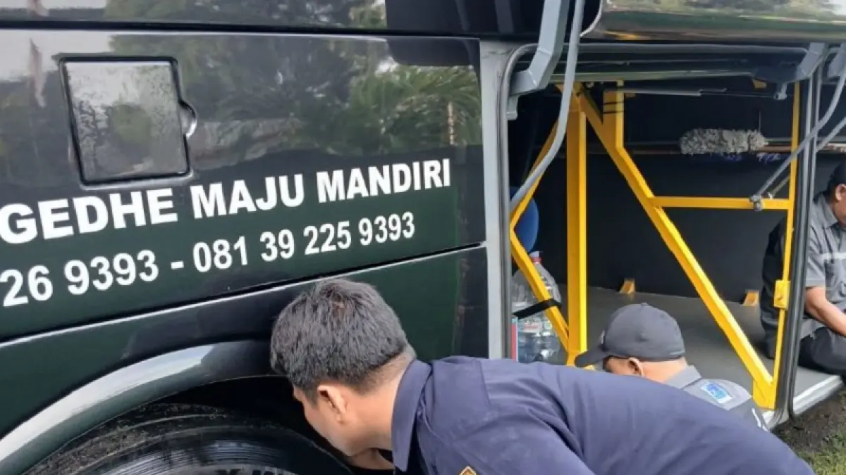 CEK KELAYAKAN: Petugas UPTD Pengujian Kendaraan Bermotor Dishub Bantul sedang melakukan ramp check bus pariwisata SMPN 5 Banguntapan Jumat (3/4). (Dokumentasi Dishub Bantul)