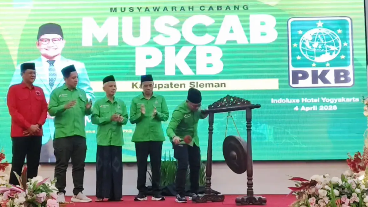 DIBUKA : Wakil Ketua Umum DPP PKB M. Hanif Dhakiri saat memukul gong tanda dimulainya rangkaian Muscab PKB Kabupaten Sleman Sabtu (4/4/2026). (Foto: Nanang Febriyanto/Radar Jogja)