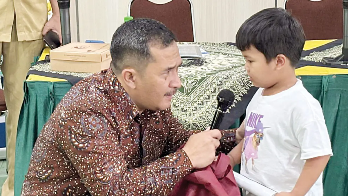 GENERASI BERKUALITAS: Ketua Komisi A DPRD DIY Eko Suwanto turun ke bawah mendukung program gerakan makan ikan dalam rangka menekan angka stunting di Kelurahan Muja Muju, Umbulharjo, Yogyakarta, kemarin (6/4). (Istimewa)