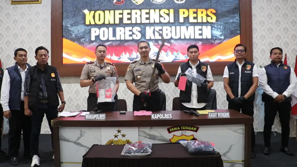 Kapolres Kebumen AKBP I Putu Bagus Krisna Purnama menunjukkan senjata tajam yang digunakan pelaku untuk melakukan aksi begal. (Dokumetasi Polres Kebumen)