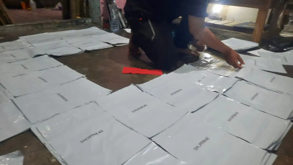 Karyawan jasa sablon plastik JumPro sedang melakukan penyablonan plastik yang saat ini harga bahan bakunya naik signifikan. (AGUNG DWI PRAKOSO/RADAR JOGJA) 