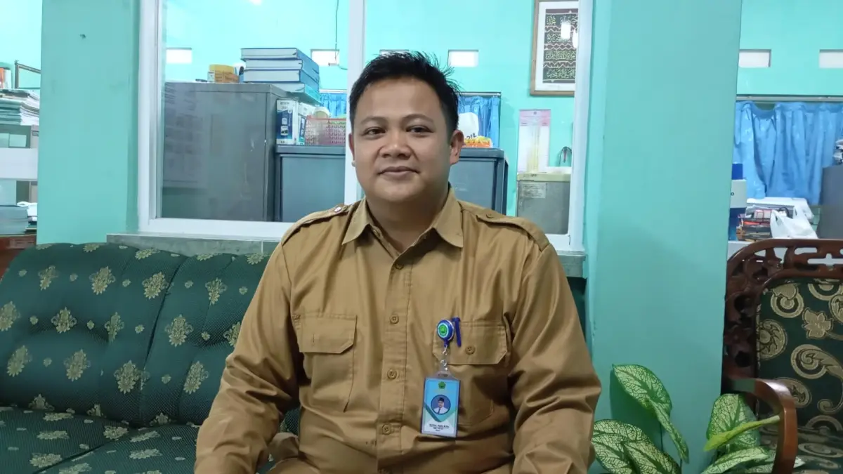KLARIFIKASI: Wakil Kepala Sekolah Bidang Kesiswaan SMA Muhammadiyah 3 Jogjakarta Muflikh Najib saat ditemui di kantornya, Senin (6/4/2026). (IWAN NURWANTO/Radar Jogja)