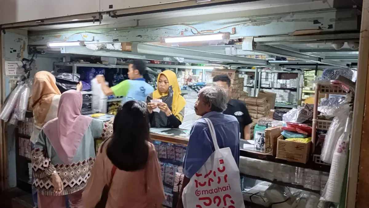 MEROKET: Situasi pada toko plastik di Pasar Beringharjo, Senin (6/4/2026). (IWAN NURWANTO/Radar Jogja) 