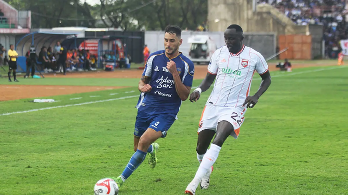 Pemain PSIM Jogja Franco Ramos Mingo (kiri). (Foto: Guntur Aga Tirtana/Radar Jogja)

