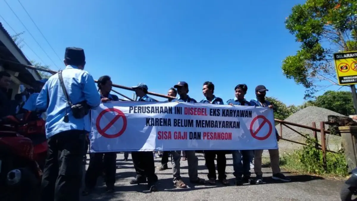 PENYEGELAN: Karyawan PT. SAK menyegel batching plan secara simbolis meluapkan aspirasi mereka. (ANOM BAGASKORO/RADAR JOGJA)