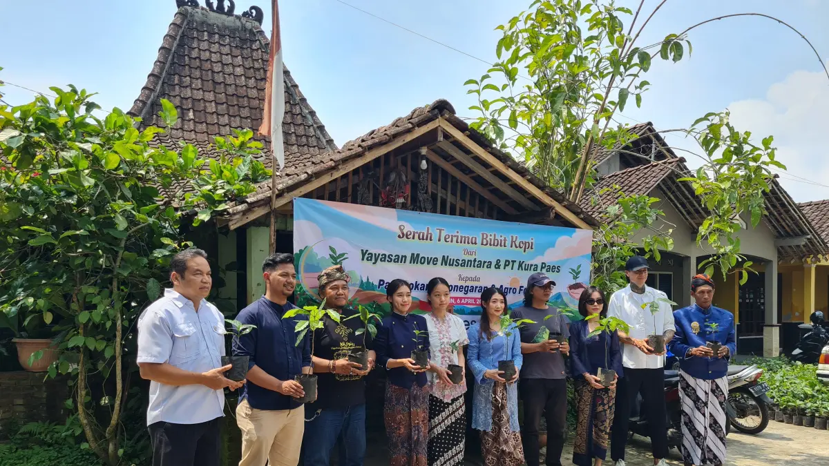 Penyerahan bibit kopi kepada perwakilan petani milenial di Padepokan Diponegaran, Senin (6/4).