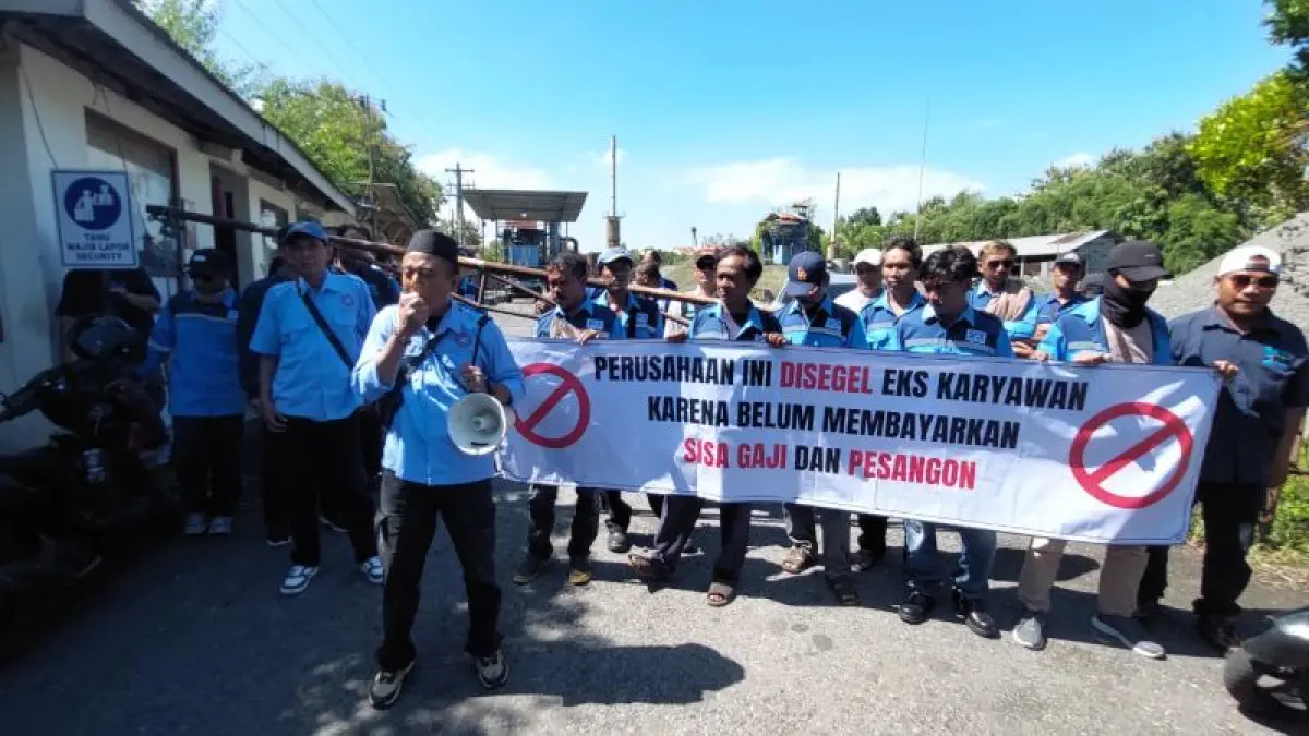 PENYEGELAN: Karyawan PT. SAK menyegel batching plan secara simbolis meluapkan aspirasi mereka. (ANOM BAGASKORO/RADAR JOGJA)