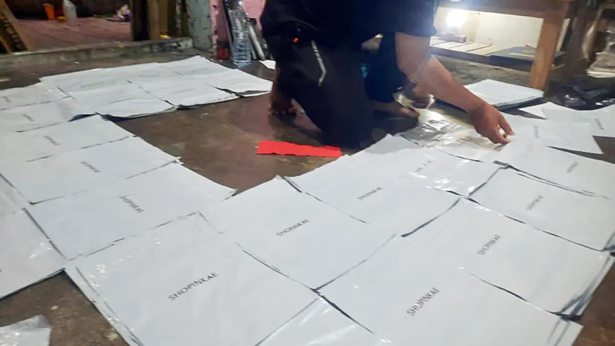 TAK MASUK AKAL: Karyawan jasa sablon plastik JumPro sedang melakukan penyablonan plastik yang saat ini harga bahan bakunya naik signifikan. AGUNG DWI PRAKOSO/RADAR JOGJA