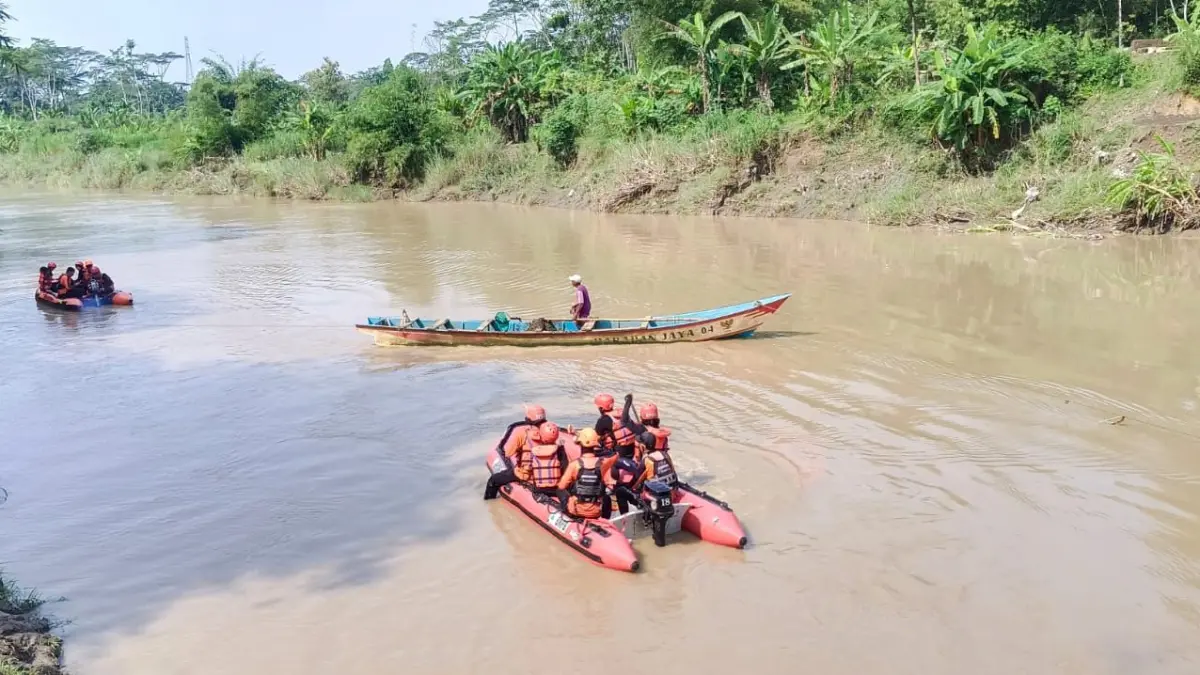 Tim SAR gabungan terus melakukan pecarian terhadap Pujianto, 55, warga Desa Kedunggong, Kecamatan Sadang yang hilang terbawa arus Sungai Kreteg saat mencari ikan. (Dokumentasi BPBD Kebumen)