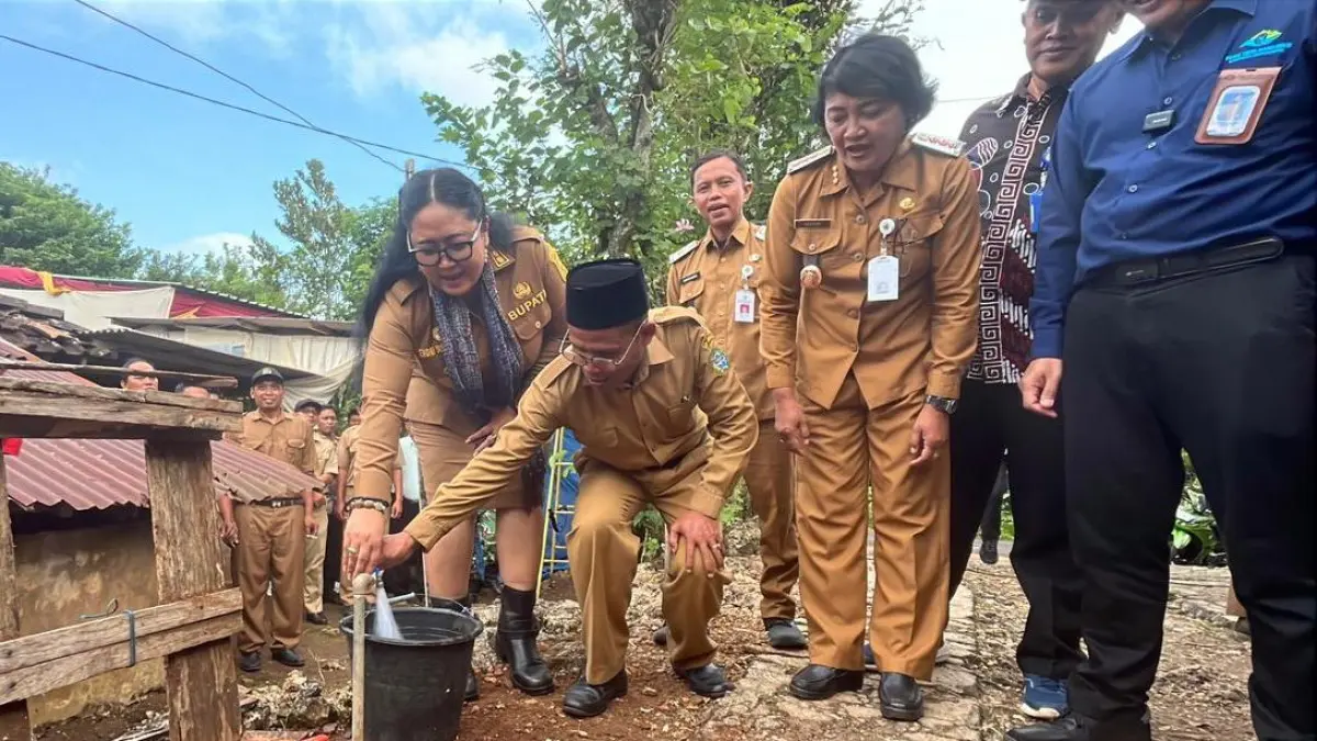 Bupati Gunungkidul Endah Subekti Kuntariningsih sedang membuka keran air yang selama 25 tahun belum difungsikan - Dokumentasi/Pemkab Gunungkidul