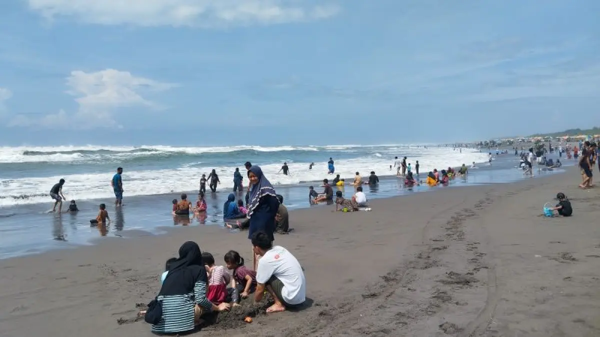 FAVORIT: Wisatawan sedang bermain pasir di kawasan Pantai Parangtritis, Bantul. Hanya saja, kunjungan saat libur Paskah disebut menurun. (Cintia Yuliani/Radar Jogja)