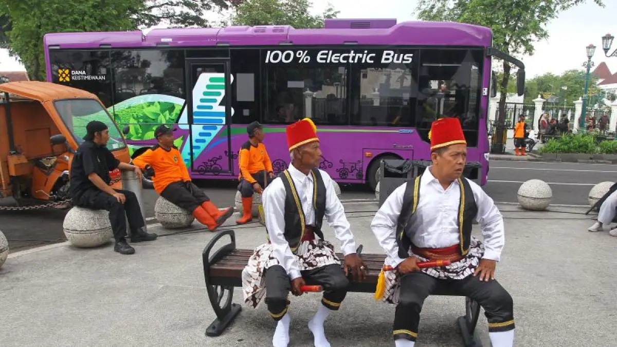 Jajaran pegawai Pemkot Jogja usai melakukan pembersihan di kawasan Malioboro Selasa (7/4). Selain lewat aksi bersih-bersih, program Selasa Wagen juga turut dimeriahkan berbagai kegiatan hiburan. (GUNTUR AGA TIRTANA/RADAR JOGJA)&nbsp;