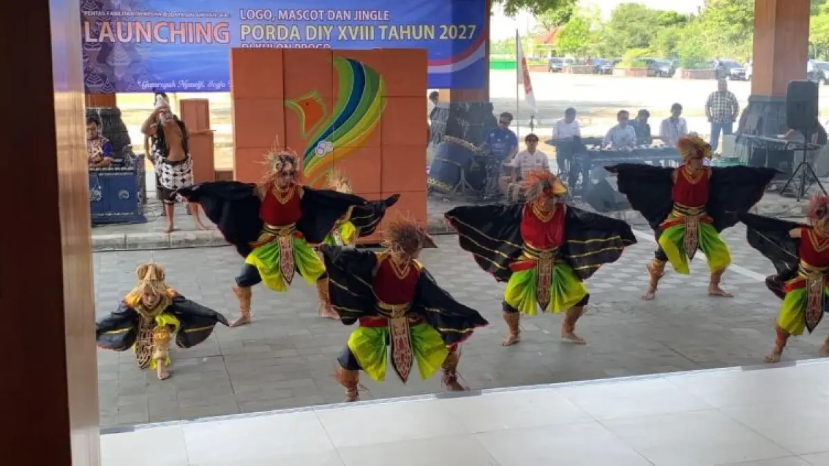 KIRAB: Maskot Porda 2027 diperlihatkan dalam kirab atlet yang berkeliling di Kota Wates. (ANOM BAGASKORO/RADAR JOGJA)