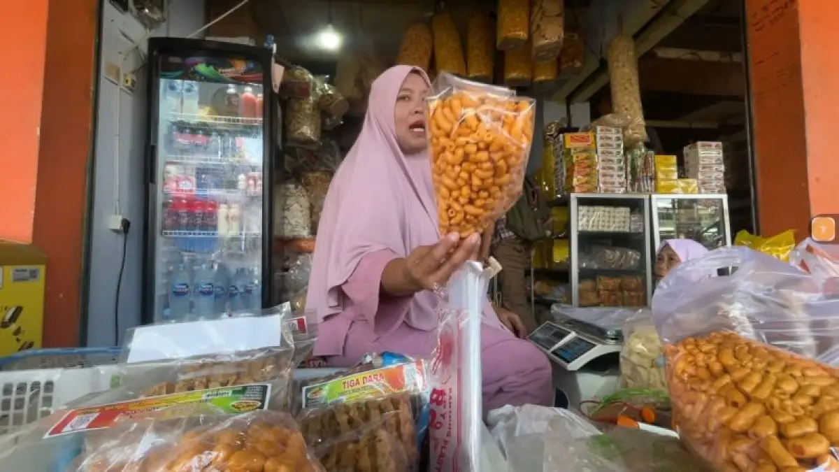 MENGELUH: Pedagang oleh-oleh di Pasar Wates menata dagangannya yang terbungkus plastik. (ANOM BAGASKORO/RADAR JOGJA)