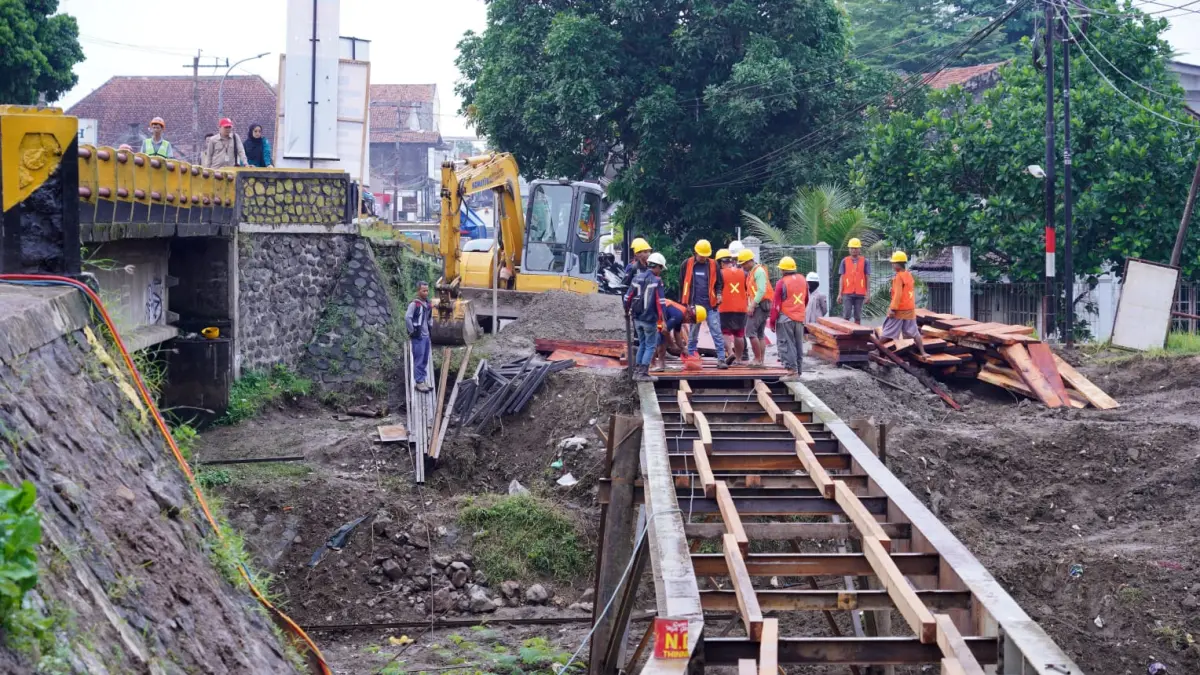 &nbsp;Pekerja sedang menyelesaikan pembangunan jembatan darurat sebagai alternatif akses masyarakat selama proyek Jembatan Karanganyar berlangsung. (Dokumentasi Prokopim Kebumen)
