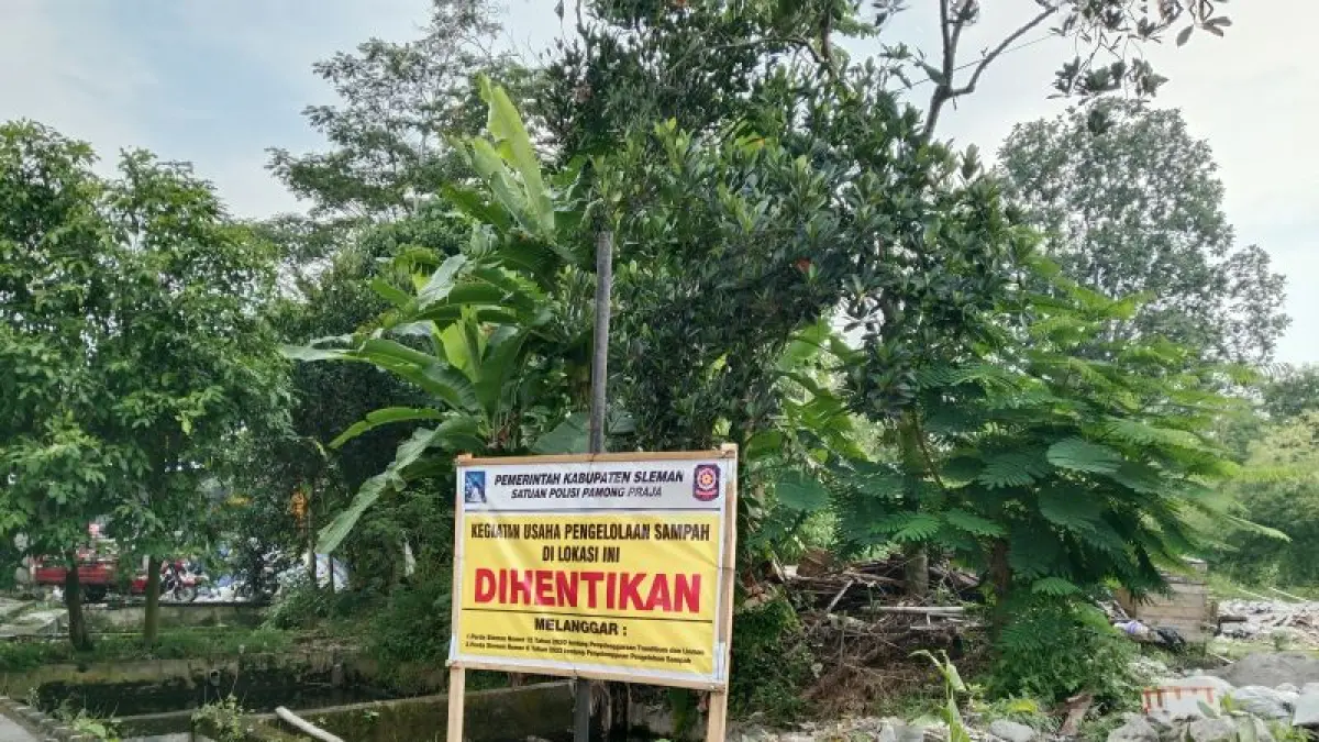 PENANDA: Plang penutupan pada penyedia jasa pengelola sampah (PJPS) di Padukuhan Jombor Lor, Sinduadi, Mlati Selasa (7/4).&nbsp;(Delima Purnamasari/Radar Jogja)