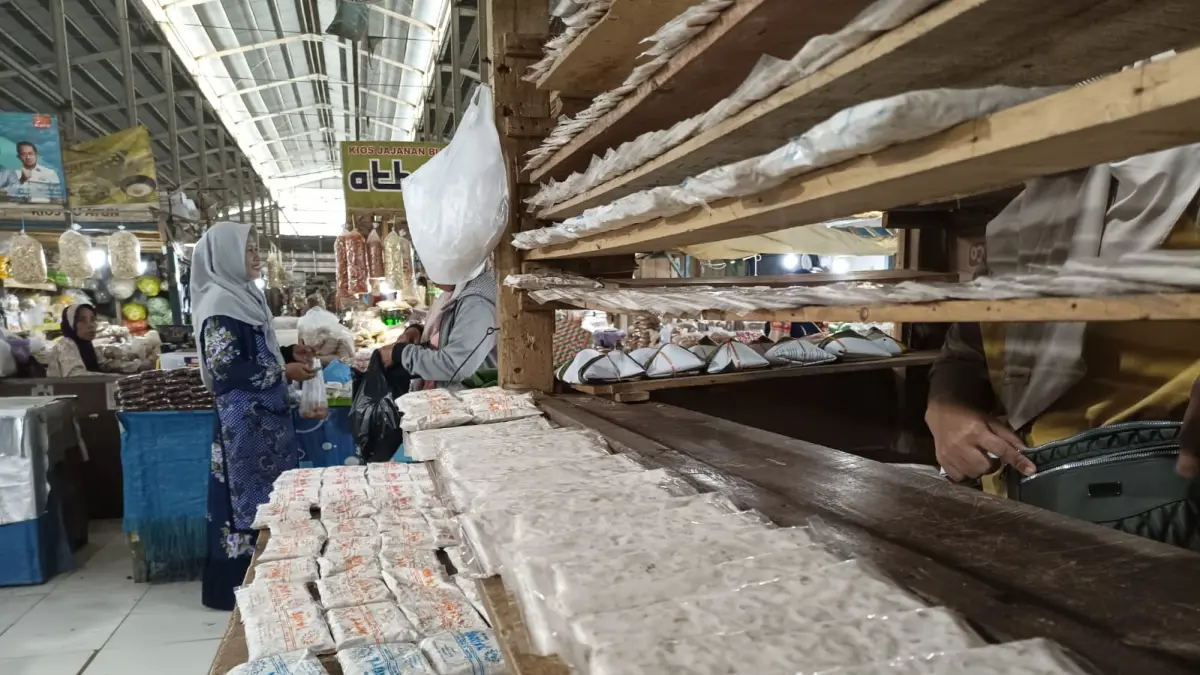  Perajin tempe di Pasar Tumenggungan mengeluhkan kenaikan harga plastik. Kondisi ini memaksa mereka melakukan penyesuaian harga maupun ukuran tempe agar tidak megurangi daya beli masyarakat. (M Hafied/Radar Jogja)
