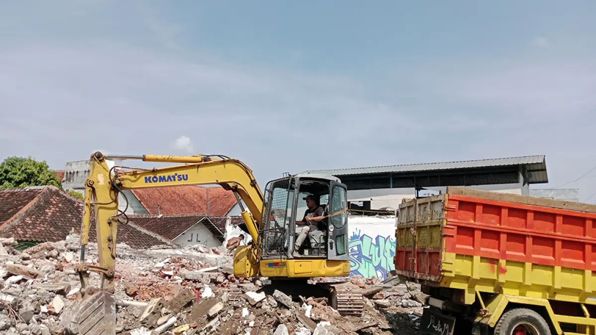 TERUS BERJALAN: Pembongkaran bangunan terdampak tol di sepanjang Ring Road Utara, Kalurahan Maguwoharjo, Depok, Sleman, kemarin (7/4).&nbsp; Delima Purnamasari/Radar Jogja
