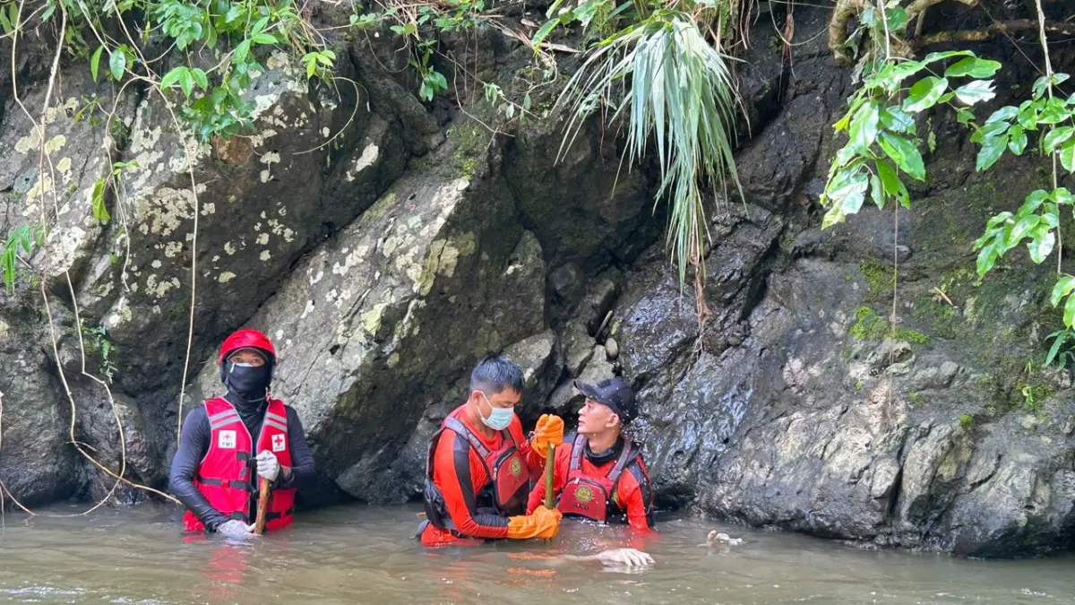 Tim SAR mengevakuasi jasad Pujianto, 55, warga Desa Kedunggong, Kecamatan Sadang yang dilaporkan hilang di Sungai Kreteg. (Dokumentasi Basarnas Cilacap)