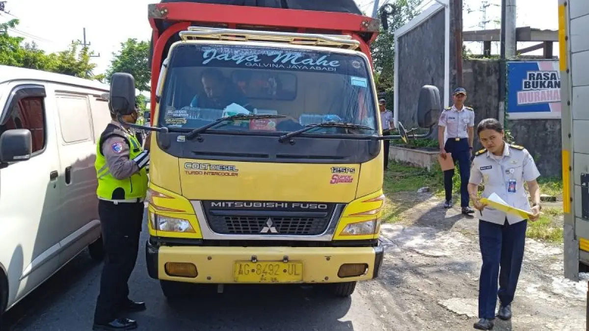 TURUN LAPANGAN: Petugas Dishub Bantul sedang melakukan pemeriksaan kir di depan PLN Druwo, Sewon Selasa (7/4). (Dokumentasi Dishub Bantul)