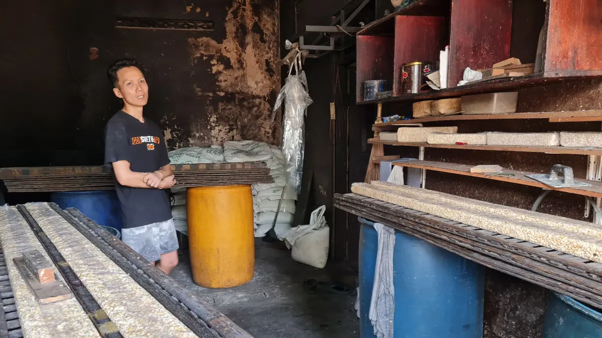 Ukuran tempe yang diproduksi Samsuri mengecil karena efek naiknya harga kedelai dan plastik.