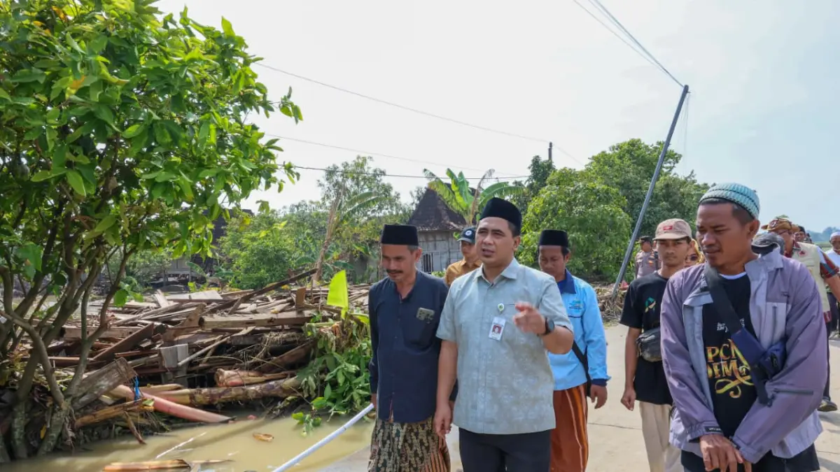 Wakil Gubernur Jawa Tengah, Taj Yasin Maimoen meninjau korban banjir