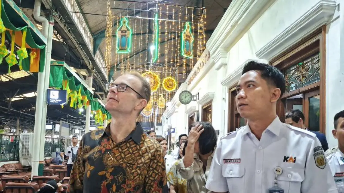 PROYEK HERITAGE: Duta Besar Inggris untuk Indonesia, Dominic Jermey didampingi Kepala KAI Daop 6 Jogjakarta Bambang Respationo saat melakukan kunjungan kerja di Stasiun Tugu, Kota Jogja Rabu (8/4). Pertemuan tersebut membahas mengenai rencana proyek penataan kawasan transposrtasi heritage khususnya untuk kereta api.&nbsp;(Guntur Aga Tirtana/Radar Jogja)