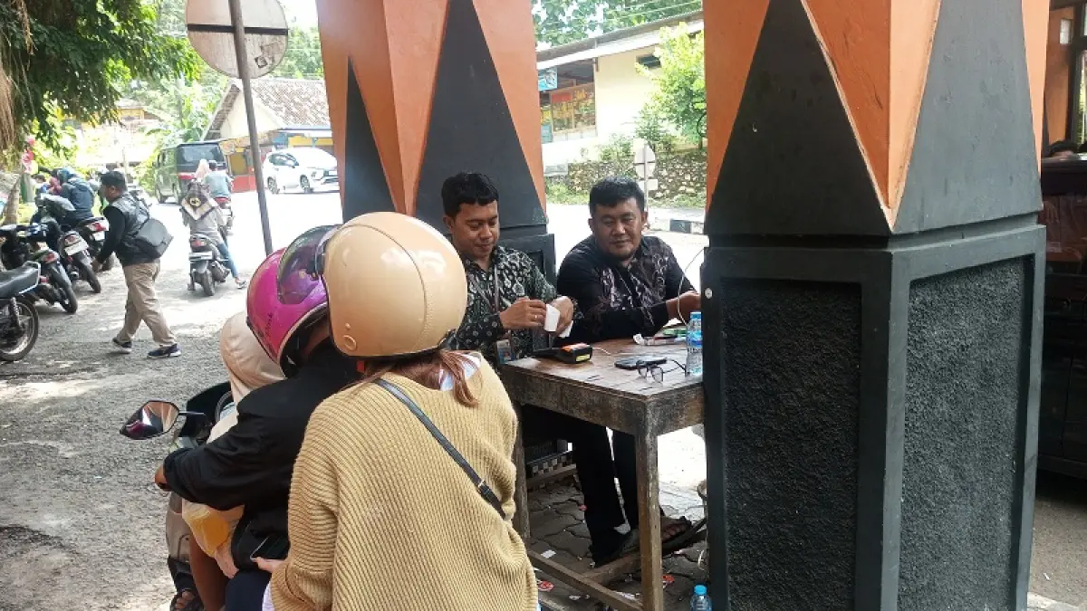 ANTREAN MENGULAR: Pos TPR Baron saat lonjakan kunjungan wisatawan pada libur Lebaran. Yusuf Bastiar/Radar Jogja
